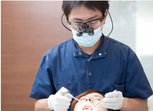 歯科医による歯の治療中
